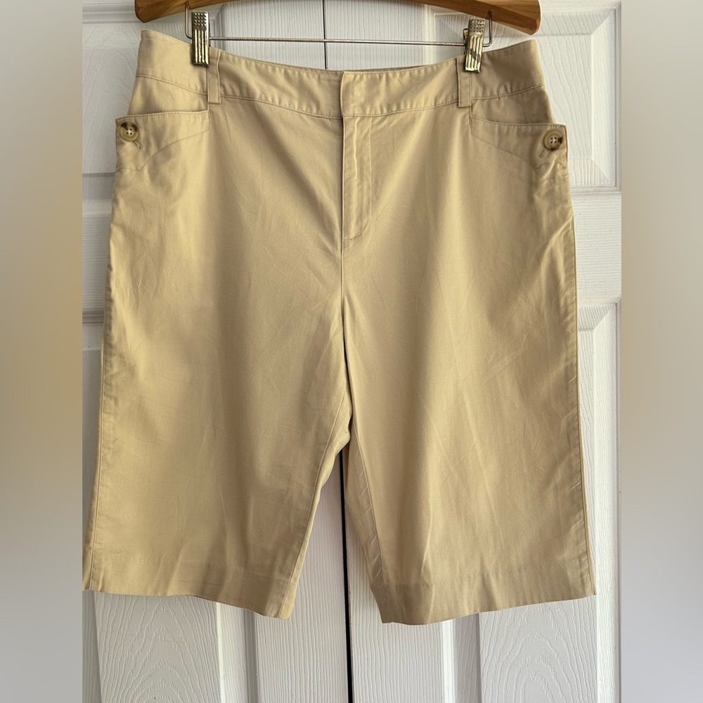 LAUREN RALPH LAUREN SHORTS WOMEN'S 10P  22 INCHES LONG BEIGE SIDE BUTTONS PREPPY